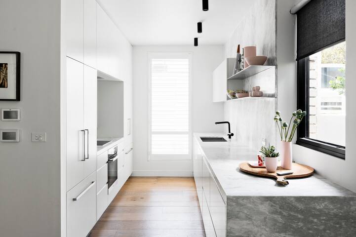 Luxury 3 bedroom house with pool gallery image 3