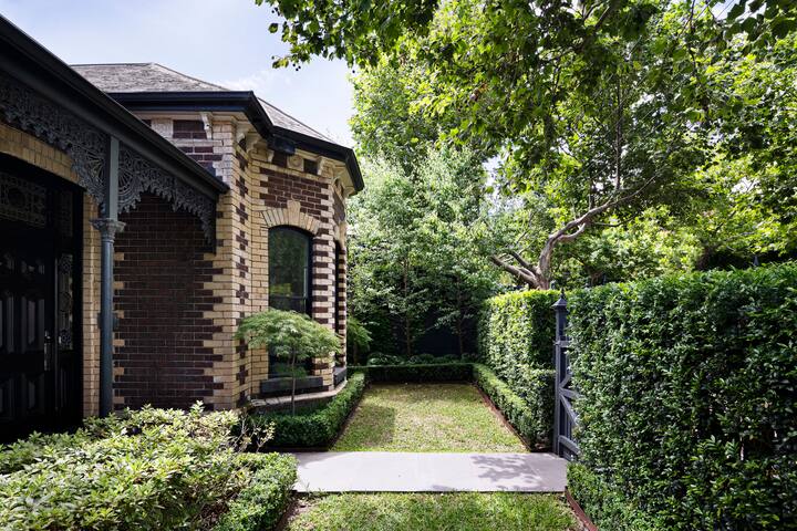 Luxury 3 bedroom house with pool gallery image 2