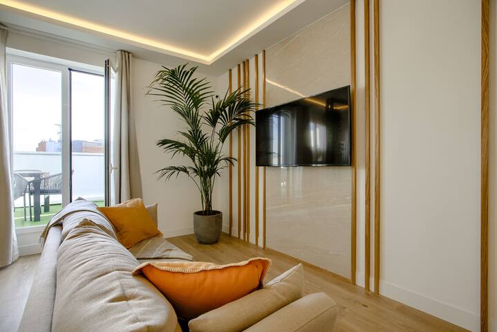 El Cielo: Lujoso Atico con Terraza y Vistas Únicas gallery image 3