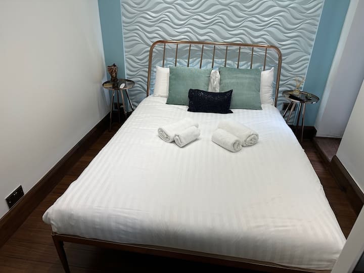 Საძინებელი 4. დიდი ზომის საძინებელი გარდერობითა და ტელევიზორით. Წვდომა კერძო ბაღზე