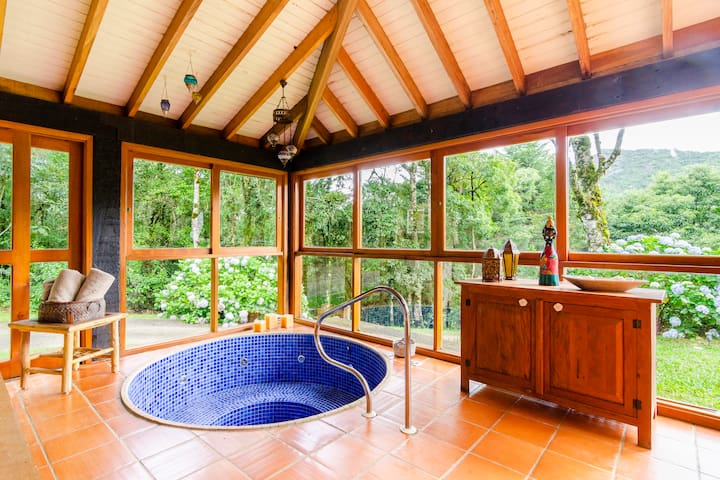 Entire home with 4 bedrooms in Camanducaia - Pedacinho do Céu em Monte Verde