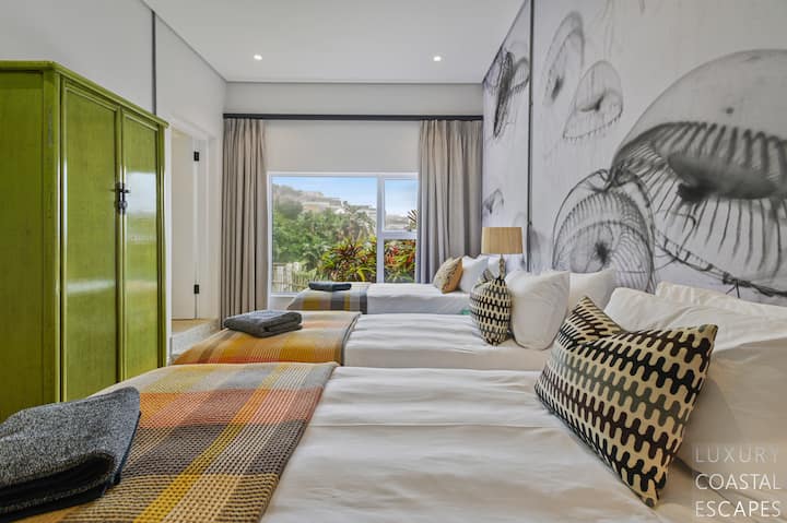 Chumba kikubwa cha Watoto kilicho na vitanda vinne vya mtu mmoja, feni ya dari, mwonekano wa bahari, chumba chenye bafu, choo kilicho wazi, beseni moja
Kabati la kujitegemea lenye rafu na sehemu ya kuning 'inia. 