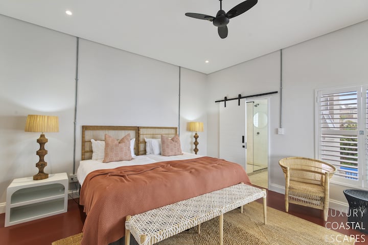 Vitanda viwili pacha vya robo tatu, mapazia meusi na vizuizi, feni ya dari iliyo na watu wengi - beseni moja, bafu na choo. Kabati huru lenye nafasi ya kukunja tu kwa ajili ya nguo. Hakuna sehemu ya kuning 'inia kwa sasa. Mwonekano wa bahari 