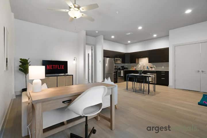 K dispozícii je pohodlný pracovný priestor s množstvom svetla na sústredenie a tvorbu.