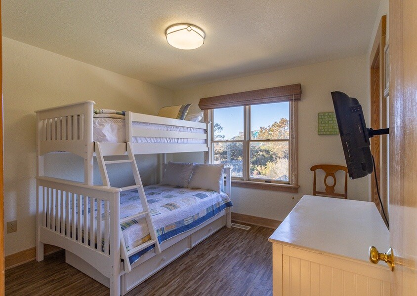 Ista soba na kat s različitim jorganima.