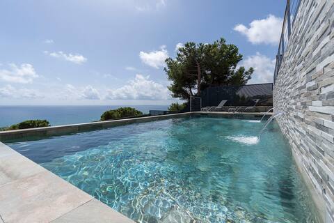 Luxury Seafront Villa near Barcelona