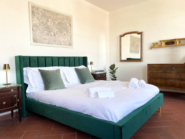 St.James. Elegant & Roomy 2′ train station w/ lift gallery image 5