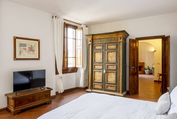 St.James. Elegant & Roomy 2′ train station w/ lift gallery image 3