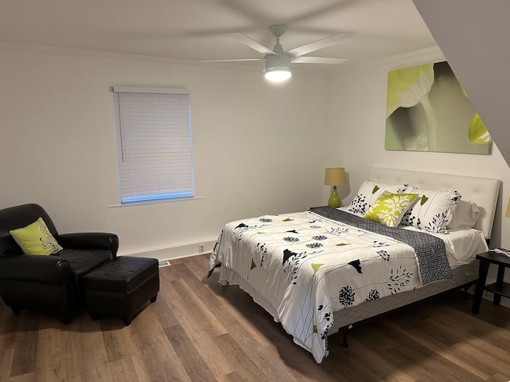 Matrac veľkosti Queen s luxusným matracom Tuft a Needle z pamäťovej peny 