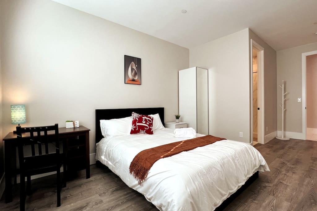 3124-1 Master Bedroom w/ Bath near Central Park