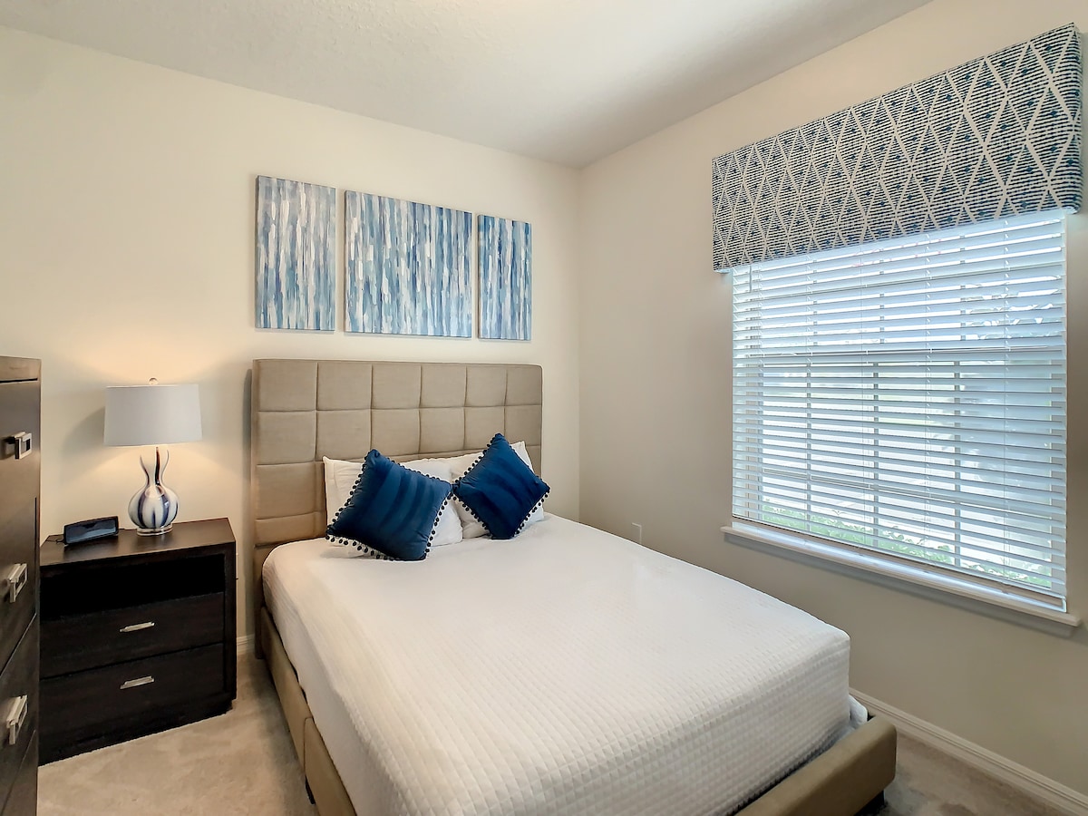 Have a good night’s sleep in this comfortable bedroom with a queen bed.
