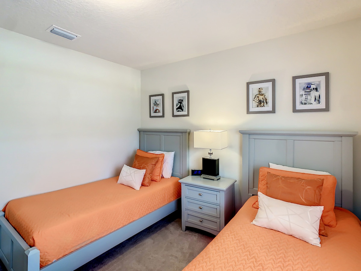 Bedroom #4 featuring two single beds, ideal for friends or family sharing a room.