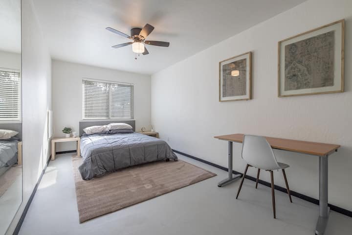 Dhoma e gjumit #2 me hapësirë pune! 