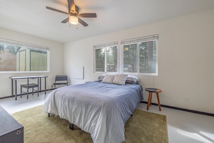 Dhoma e gjumit #1 me shumë dritë natyrale dhe hapësirë pune. 