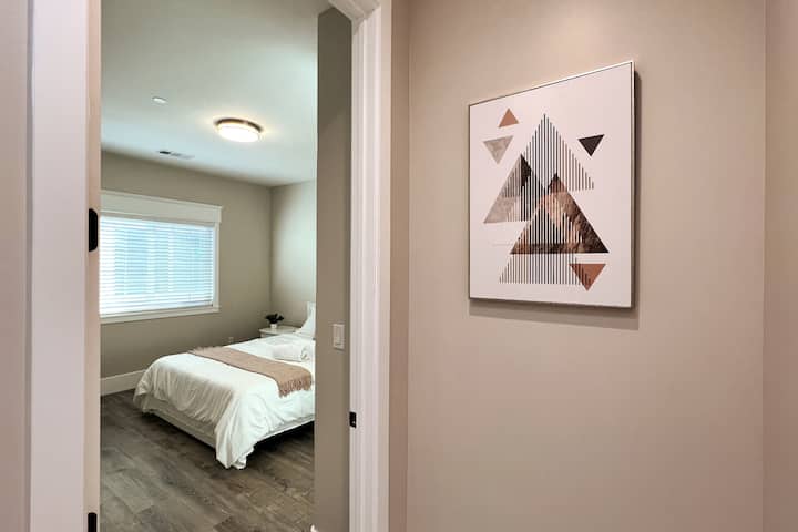 Dormitorio con cama queen y baño privado