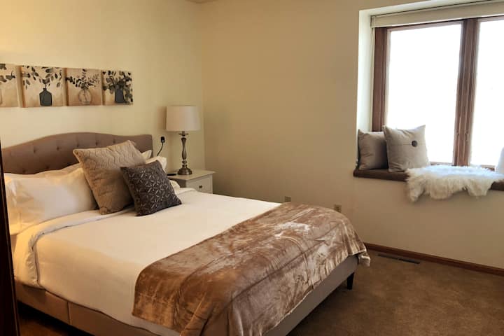 Queen bedroom (2 of 2) with 12" Green Tea memory foam mattress, deluxe cotton triple sheet bedding w/walk in closet