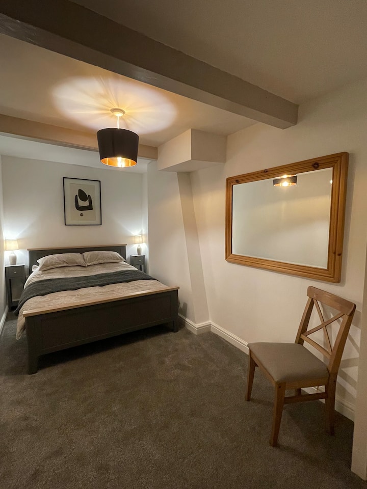 El dormitorio con cama tamaño king, armario, secador de pelo y un gran espejo amurallado.  Se proporcionan sábanas y toallas.  Ten en cuenta que proporcionamos una cama tamaño king para tu comodidad que estrecha el hueco a ambos lados de la cama.