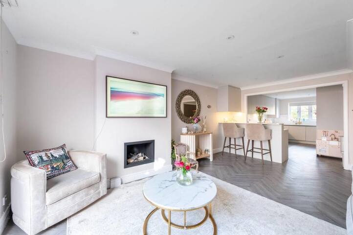 Modern Home Parson’s Green w/Parking gallery image 2