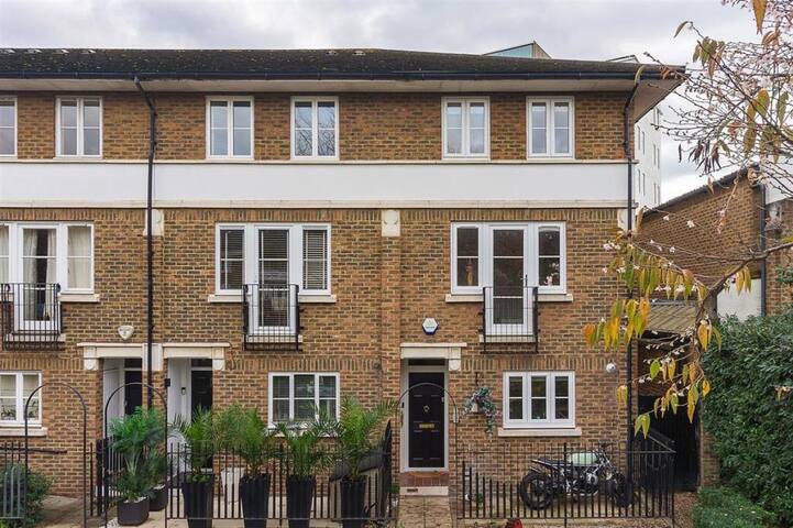 Modern Home Parson’s Green w/Parking gallery image 4