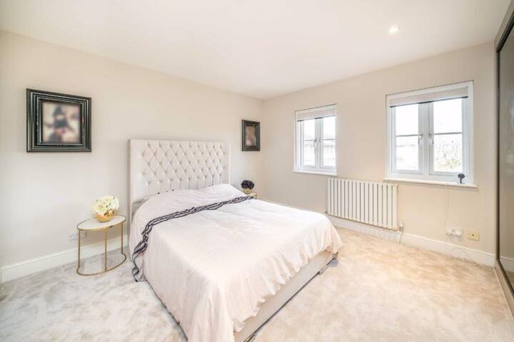 Modern Home Parson’s Green w/Parking gallery image 5