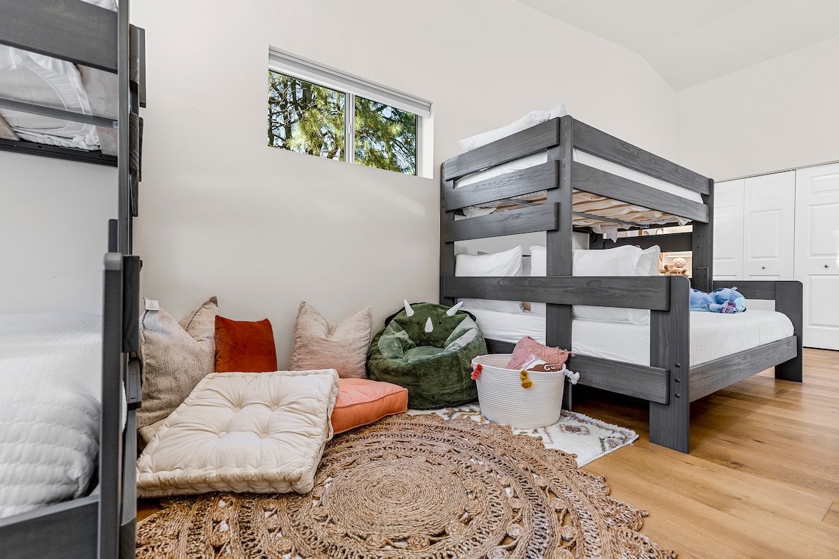 [Dormitorio 4 / Segundo nivel] Dos camas individuales sobre literas tamaño queen y una cama individual individual (no en la foto) a la izquierda