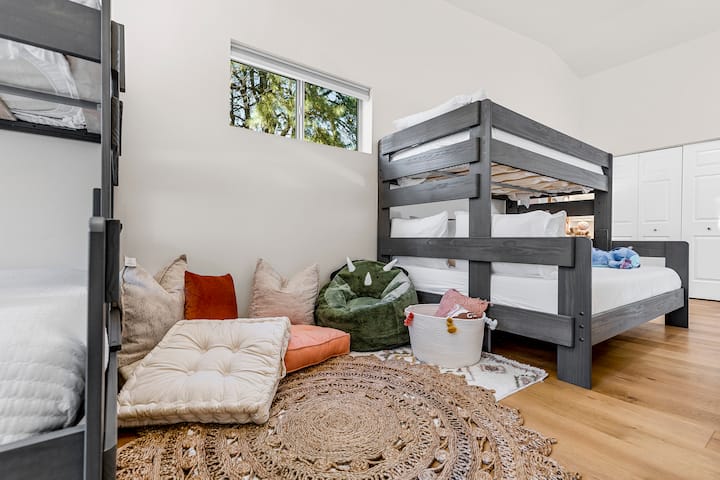 [Dormitorio 4 / Segundo nivel] Dos camas individuales sobre literas tamaño queen y una cama individual individual (no en la foto) a la izquierda