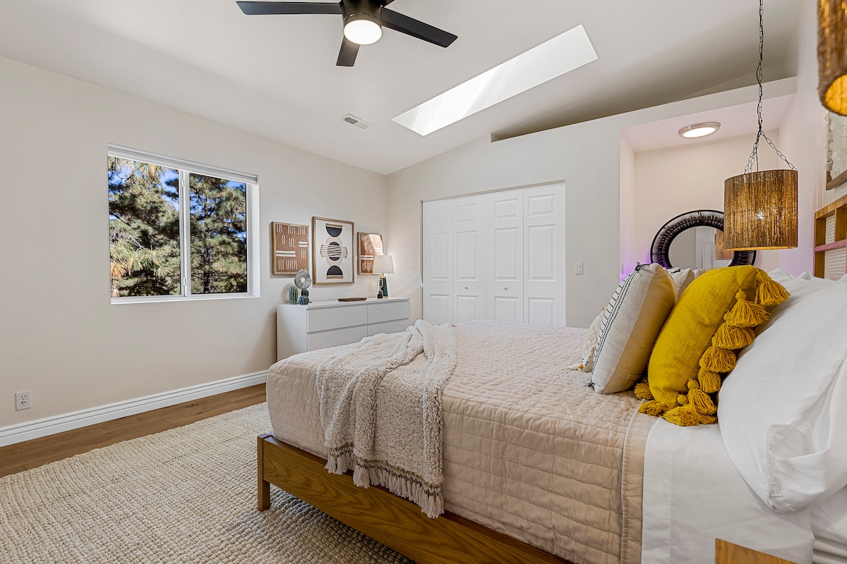 [Dormitorio 2 / segundo nivel] Cama tamaño king y TV inteligente de 55pulgadas