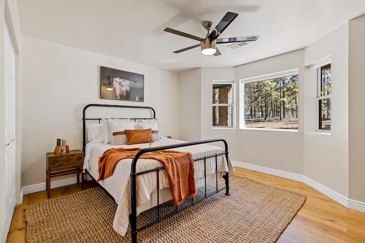 [Dormitorio 8 /nivel principal] Cama tamaño queen y televisor inteligente de 55pulgadas