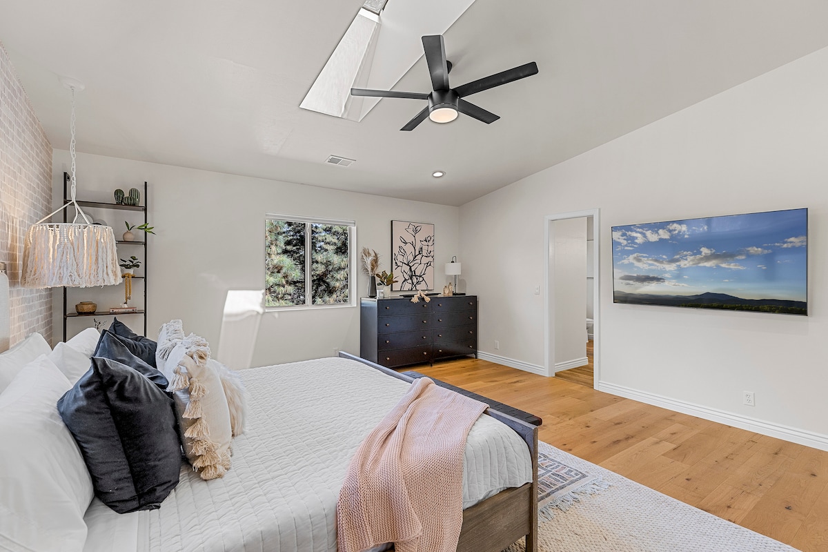 [Dormitorio 3 / segundo nivel] Cama tamaño king y TV inteligente de 55pulgadas