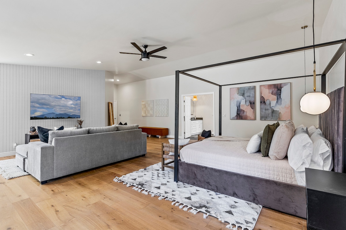 [Dormitorio 1 / segundo nivel] Suite principal con cama tamaño king, escritorio, sala con TV y acceso a la terraza