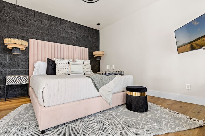 [Dormitorio 7 /nivel principal] Cama tamaño king y TV inteligente de 43pulgadas