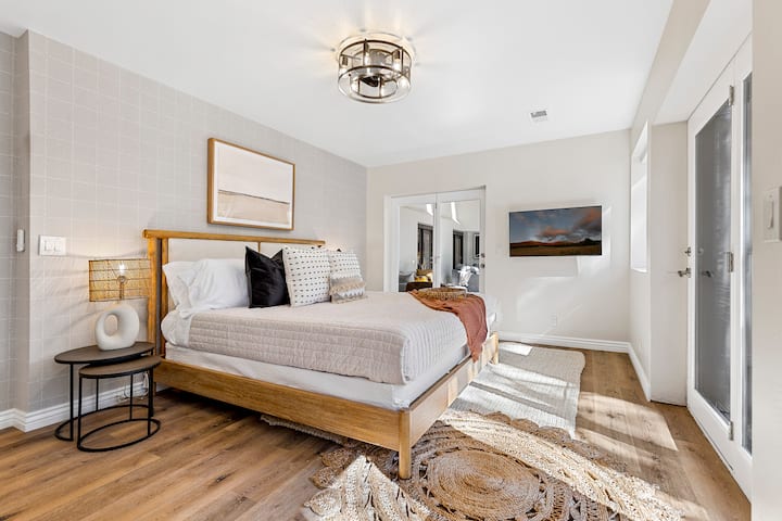 [Dormitorio 6 /nivel principal] Cama tamaño king y TV inteligente de 43pulgadas