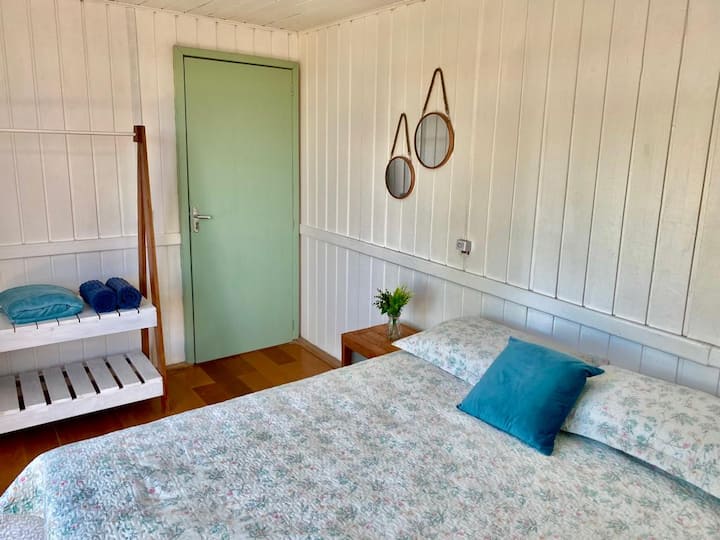 Dhomë gjumi me pamje nga deti, me krevat dopio "queen" super të rehatshëm;)