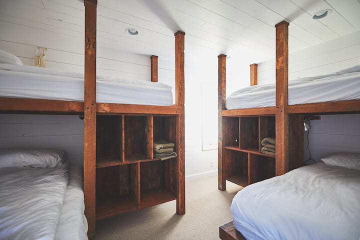 Dhomë marinari në katin e parë me 4 krevate dopio XL (gjerësia e një krevati dopio "queen"/"full").