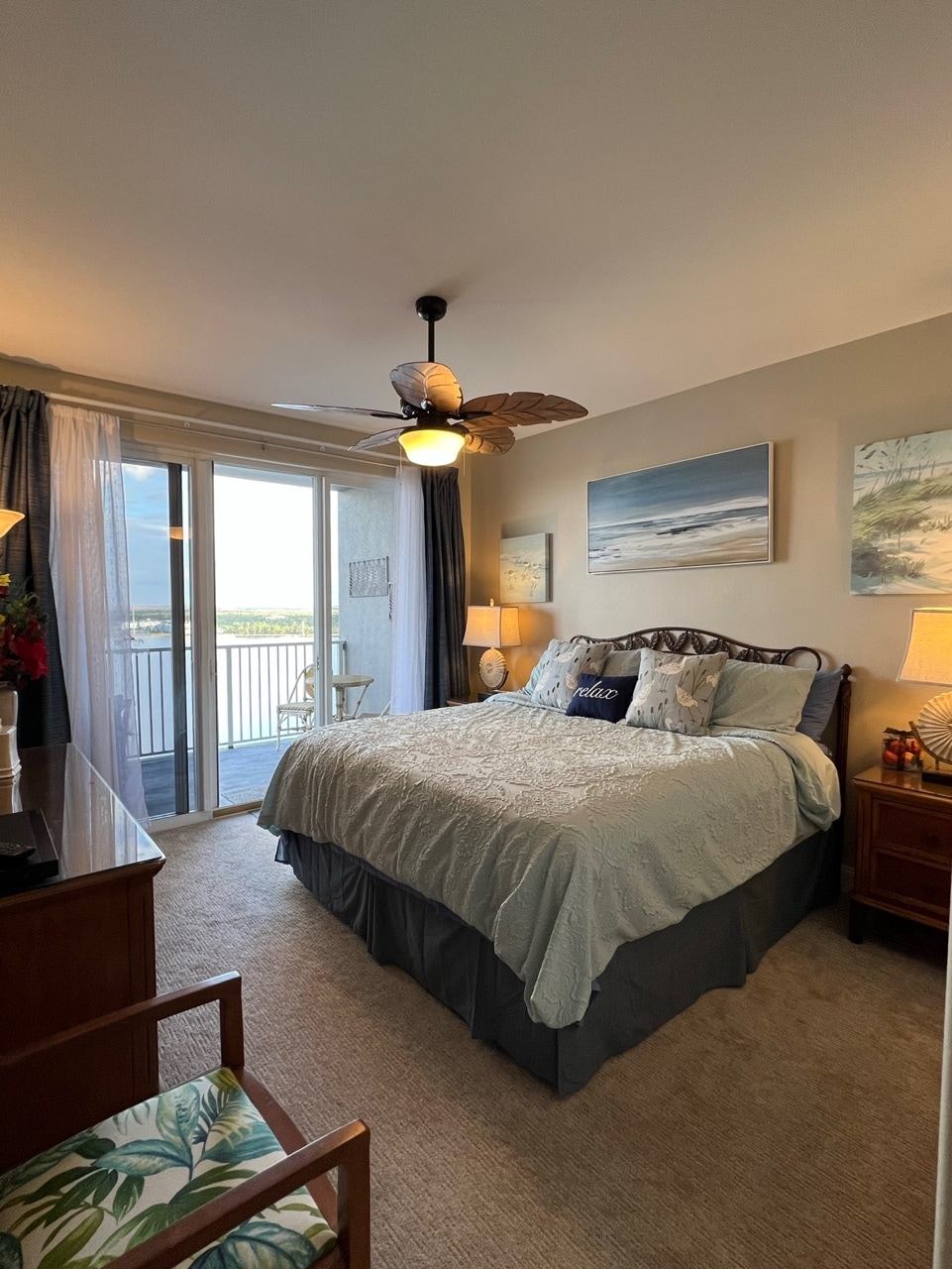 Главна спална соба со прекрасен поглед,  голем удобен брачен кревет (широк 150-179 см).  Гостопримлив мебел и слики во крајбрежен стил на Флорида.