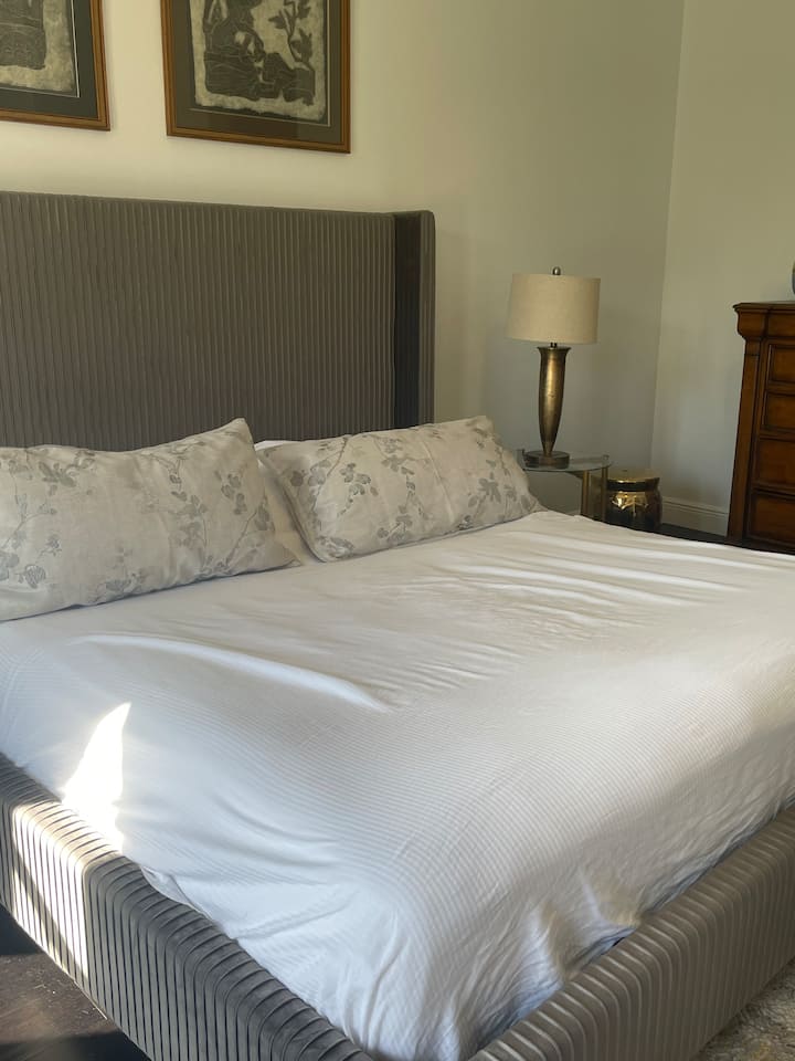 Майстор на втория етаж с голяма самостоятелна баня. Вход на балкона от апартамента. 