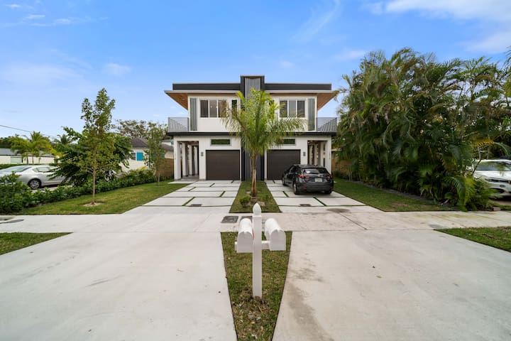 Luxury Home with 2 Pools -Near Beach