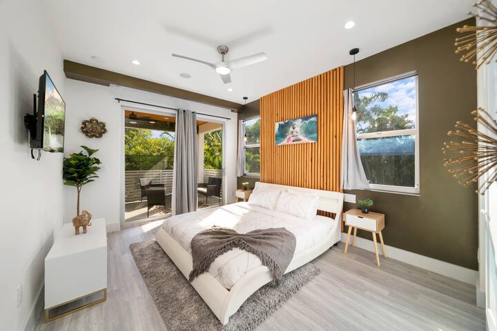 Luxury Home with 2 Pools -Near Beach gallery image 4