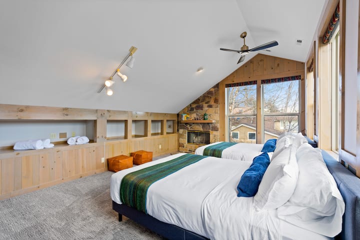 Two queen beds plus 2 rollaway beds with memory foam mattresses for guests #15 and #16