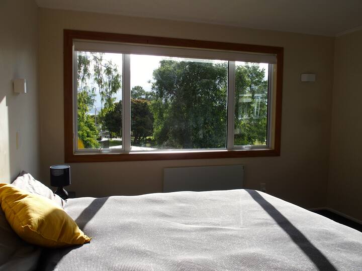 Მთავარი საძინებელი დიდი ზომის საწოლითა და კარადით

