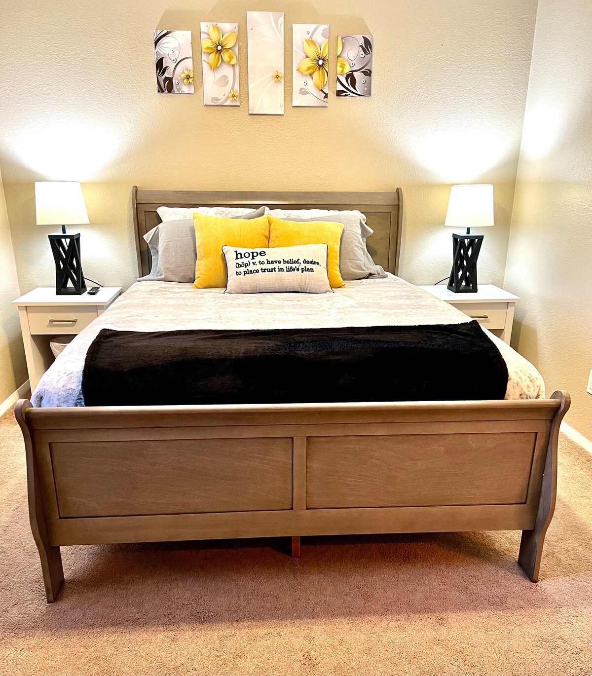 Svijetla glavna spavaća soba s televizorom i velikim ormarom za odlaganje. Također imamo paket za goste koji borave s bebama. 