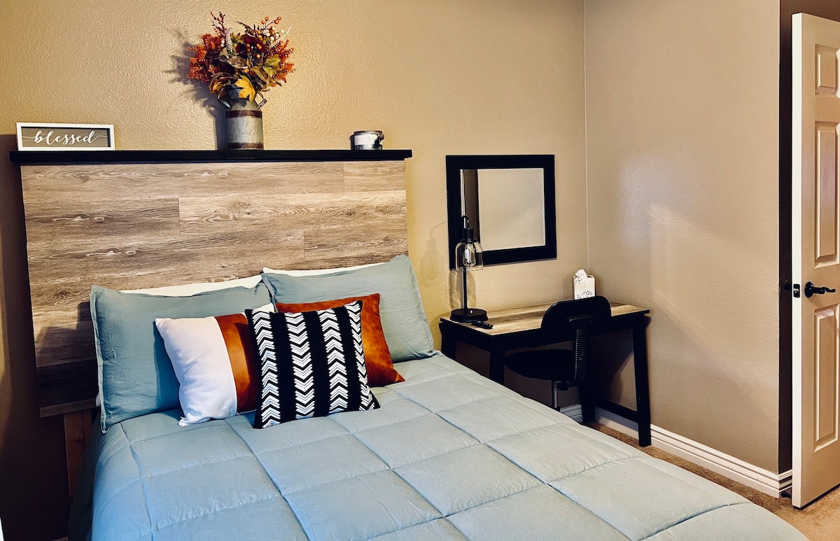 Veliki krevet s radnim stolom i televizorom. 