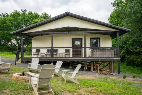 2 Bed Mountainside Cabin w Hot Tub 15 min to Mena