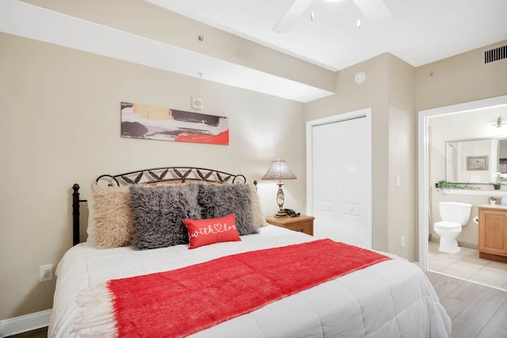 Prostrana i lijepa spavaća soba Master s bračnim krevetom, TV-om i privatnom kupaonicom