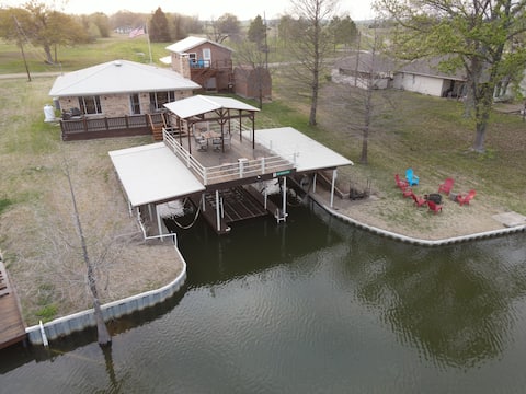 Cast Away: Lakefront Home, Loft & 2StoryBoatDock