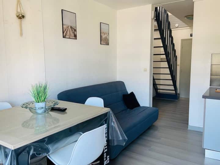 Sala de estar con vistas a la entrada y la escalera que conduce a la habitación