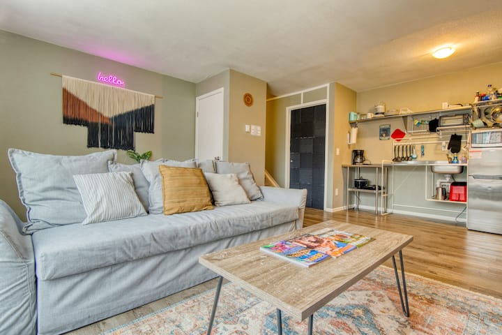 ​King Bed Comfort | 3br Central Gem + Garage - Aurora, CO