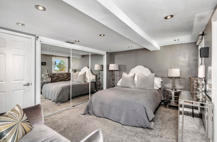 Chumba cha kulala chenye kitanda cha ukubwa wa kifalme na bafu la chumbani. 