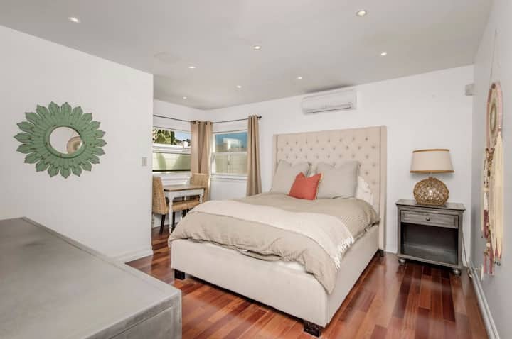 Chumba cha kulala kilicho na kitanda aina ya queen na televisheni mahiri. 