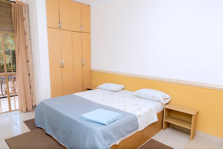 Šatníková skriňa s dostatočnými vešiakmi na oblečenie a kufre.